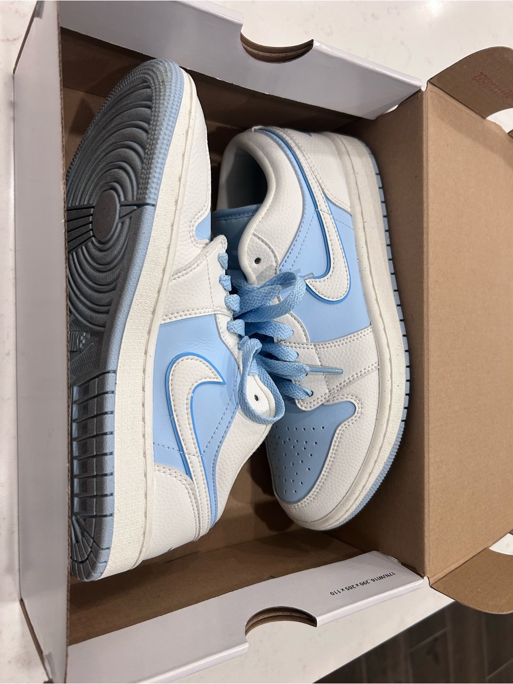 Nike Air Jordan 1 Low SE Reverse Ice Blue White Aluminum Women’s 7.5 w/ Box - Picture 4 of 6